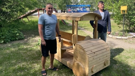 Омичи попросили депутата установить во дворе дома автобус