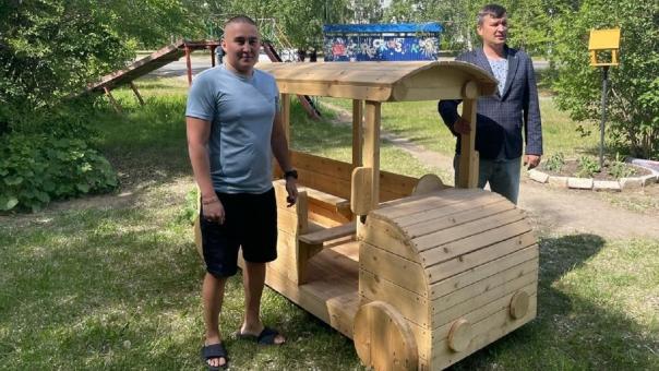 Омичи попросили депутата установить во дворе дома автобус