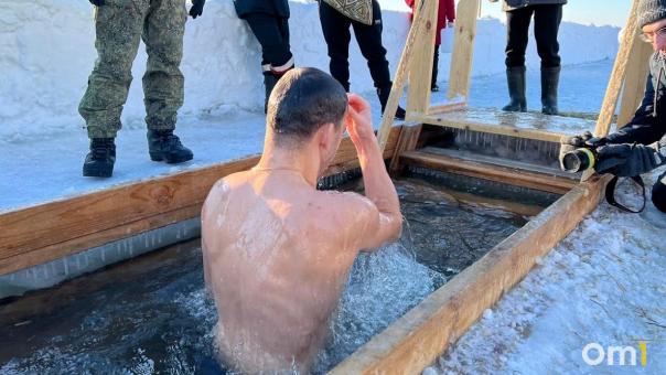 Омский врач Анатолий Лысов рассказал, как ледяная вода закаляет иммунитет
