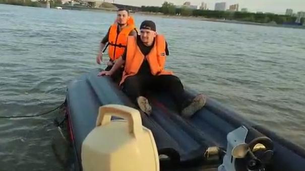 Спасатели МАСС сняли двух мужчин с перевернувшейся на Оби лодки