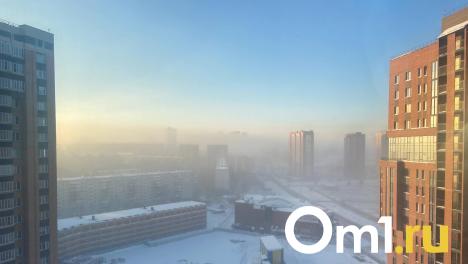 Омичи пожаловались на отвратительный запах и смог в праздники