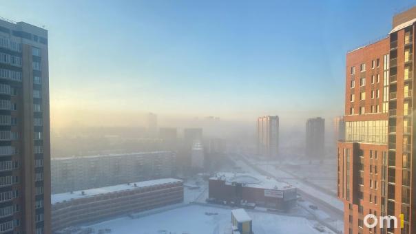 Омичи пожаловались на отвратительный запах и смог в праздники
