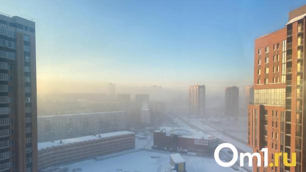 Омичи пожаловались на отвратительный запах и смог в праздники