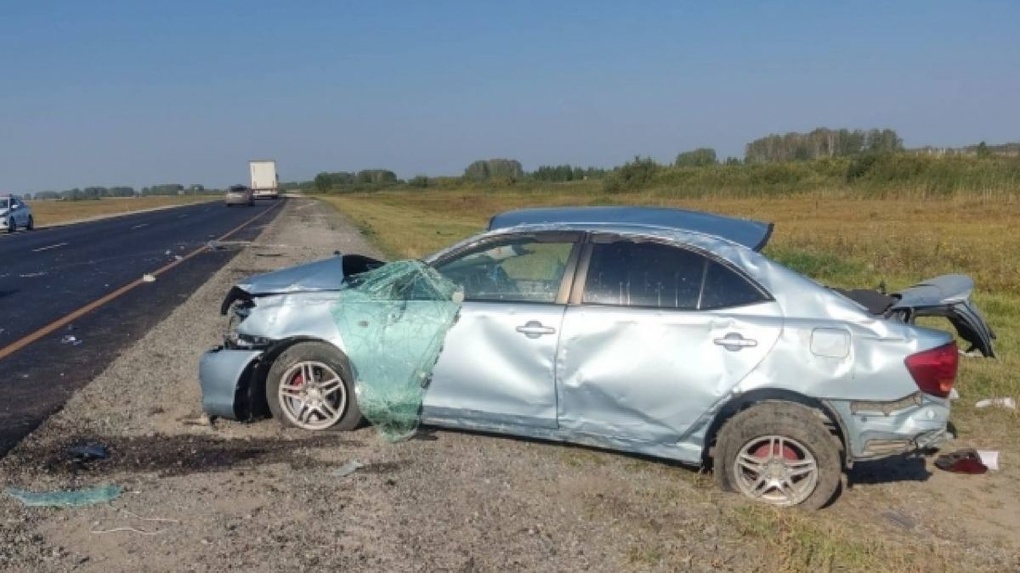 Машину опрокинуло и смяло: женщина погибла в аварии в Новосибирской области