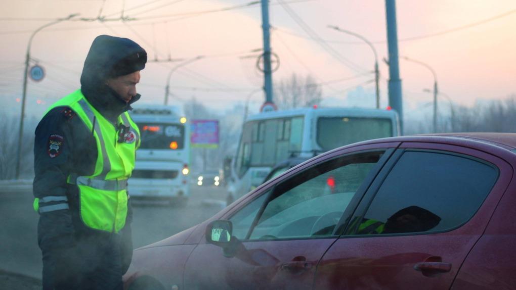 Экипаж ДПС помог пожилой женщине, застрявшей в пробке, успеть на рейс