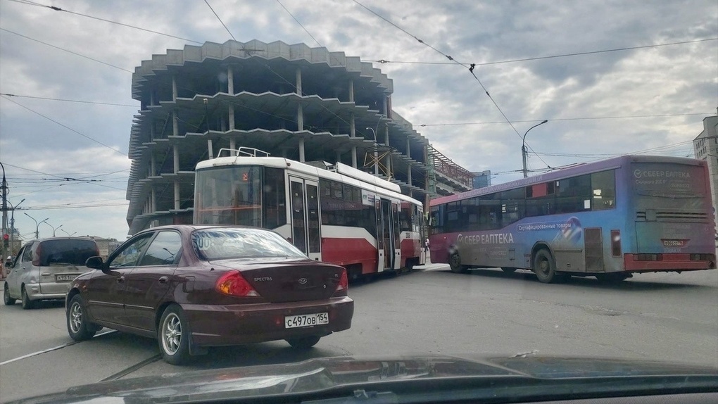 Трамвай и автобус столкнулись на площади Карла Маркса в Новосибирске