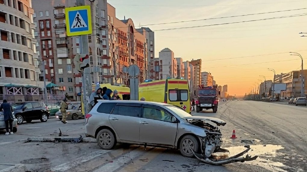 В Омске «Тойота» пролетела перекрёсток на красный, врезалась в другую «Тойоту» и сбила пешехода