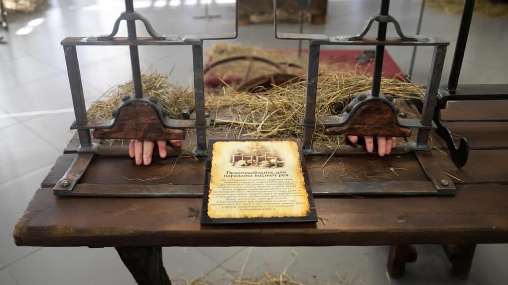 Отсечение головы и «стул ведьмы»: в Новосибирске открыли выставку пыток