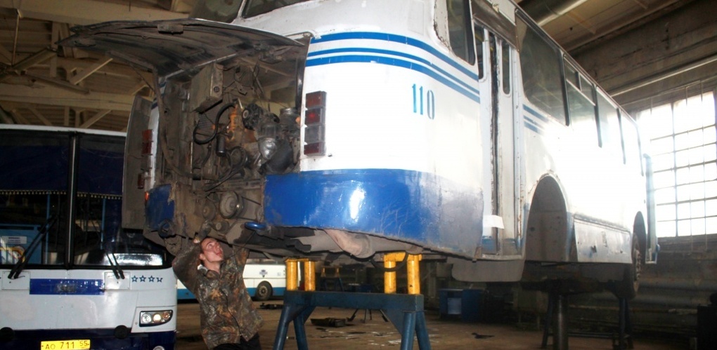 В Омской области трактора вытаскивают маршрутные автобусы