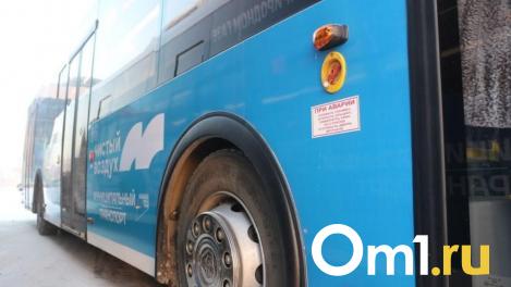 Зажал человека в дверях: омичи пожаловались на водителя автобуса