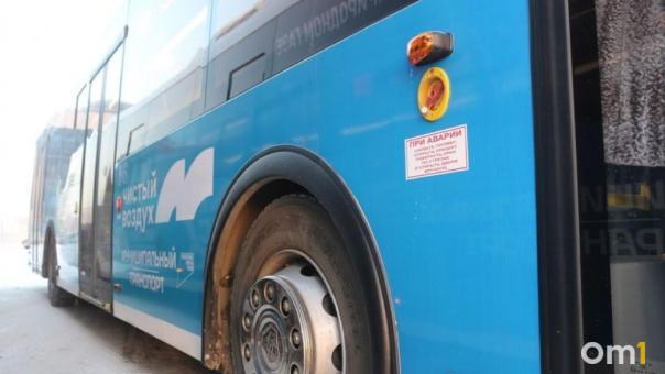 Зажал человека в дверях: омичи пожаловались на водителя автобуса