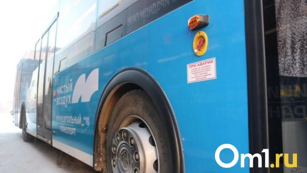 Зажал человека в дверях: омичи пожаловались на водителя автобуса
