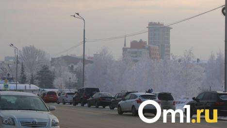 В мэрии объяснили, почему снег в Омске убирают с дорог в час пик