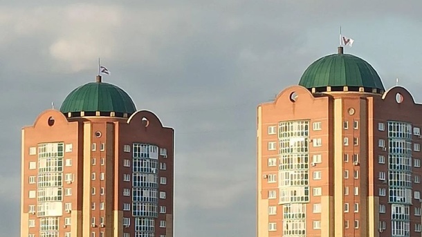 Благодаря активистам «Единой России» на крышах омских многоэтажек появилась патриотическая символика