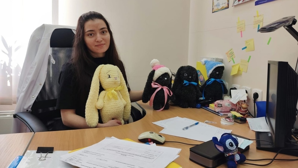 Омский врач-эпидемиолог онкодиспансера вяжет мягкие игрушки к новогодним праздникам