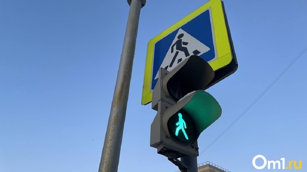 Иномарка снесла светофор на важном перекрёстке в центре Омска