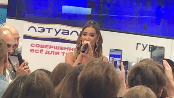 Дети ждали более двух часов: в Омск приезжала Ольга Бузова