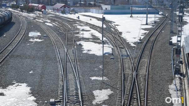 Омичам пообещали обустроить переход на железнодорожных путях в Амурском посёлке