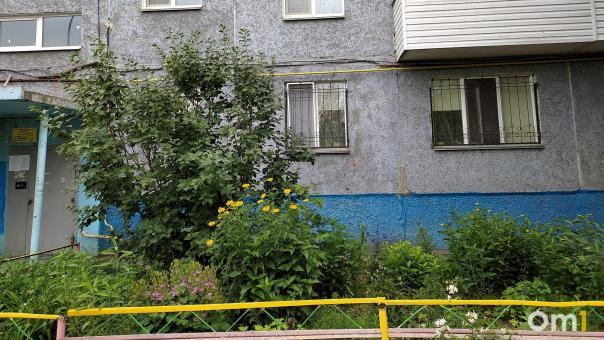 На Левом берегу машина протаранила подъезд