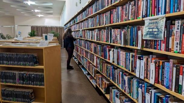 Почему книжный магазин отказал двухлетнему ребёнку в посещении туалета? Реакция города