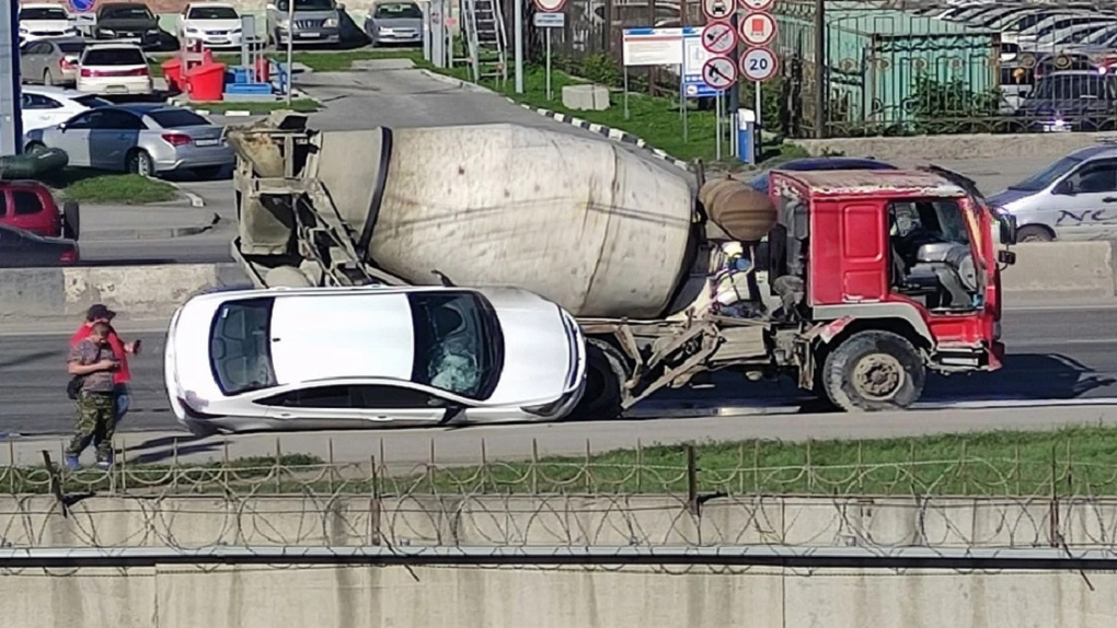 Бетономешалка опрокинула иномарку в Новосибирске. ФОТО