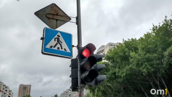 В Омске изменили график работы светофора на пересечении Волгоградской и Кондратюка