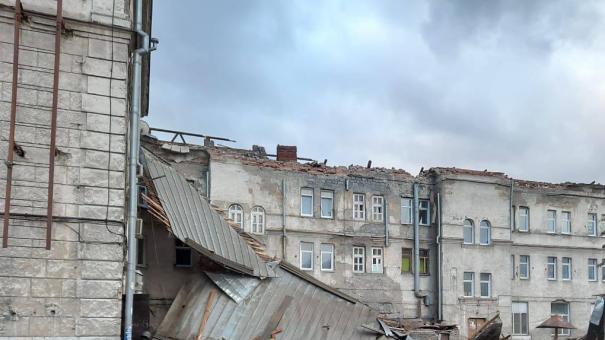 «Дом постоянно трясёт, в стенах трещины»: в Новосибирске затопило разрушающееся общежитие