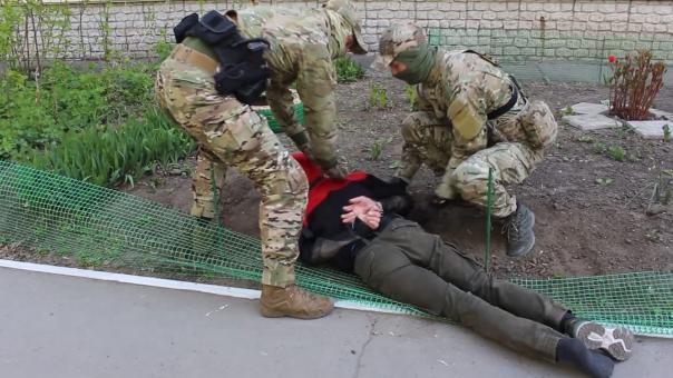 В Омске сотрудники ФСБ обезвредили парня, который учился быть террористом