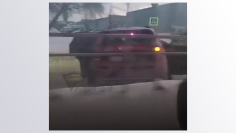 Сделал кульбит в воздухе: в Новосибирске кроссовер после столкновения с бетономешалкой рухнул на иномарку