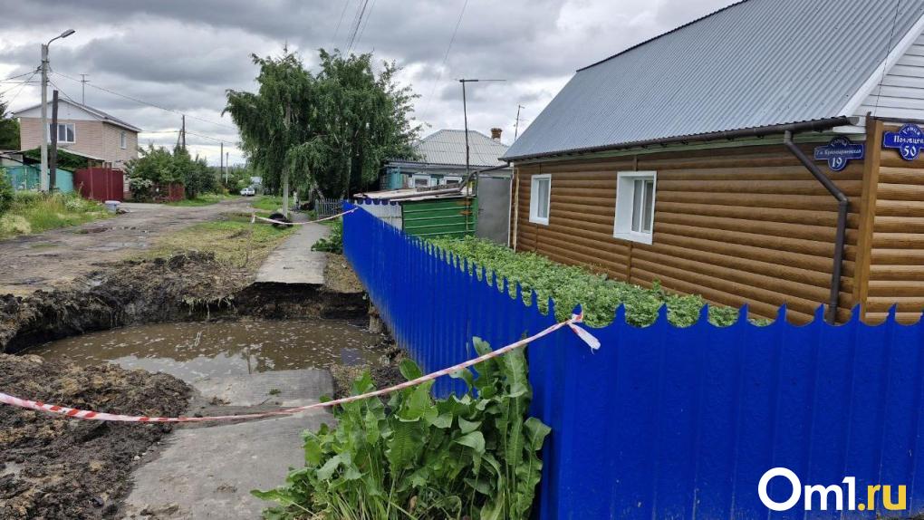 «Дождь просто уничтожит жильё»: в Омске может уйти под землю дом, где живет 77-летняя пенсионерка