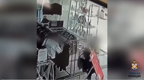 Омичи, которых судили за кражи более 48 раз, похитили верхнюю одежду из магазина