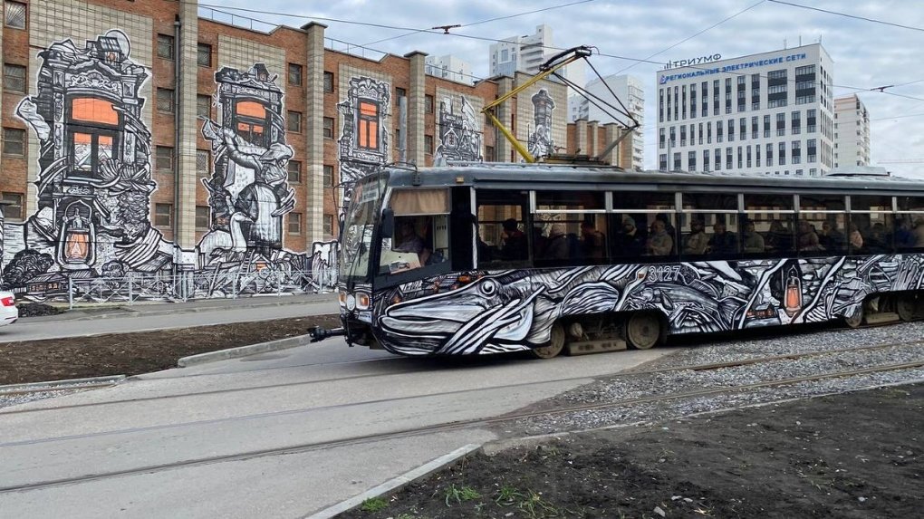 13-й трамвай раскрасил уличный художник в Новосибирске