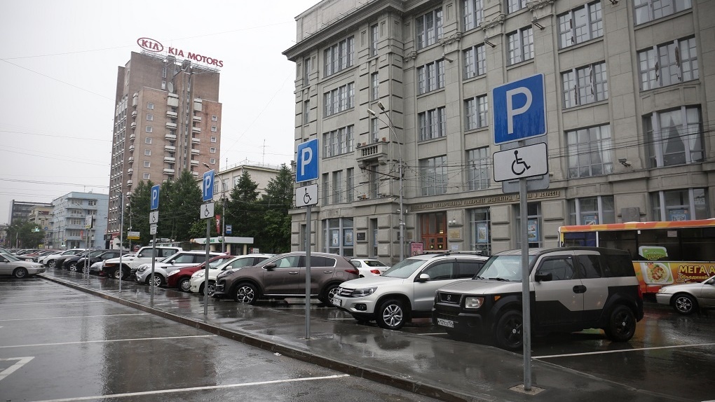Время бесплатной парковки на Красном проспекте в Новосибирске увеличили до получаса