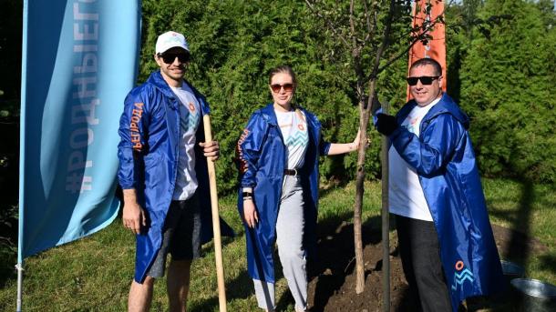 В Омске волонтёры высадили яблоневый сад у Успенского собора