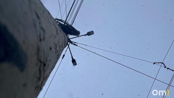 В Омске на дорогу упал провод под напряжением