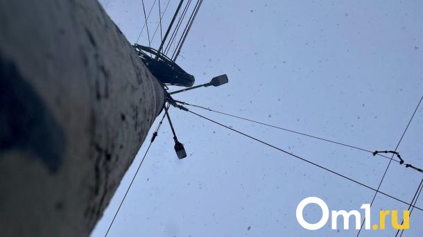 В Омске на дорогу упал провод под напряжением