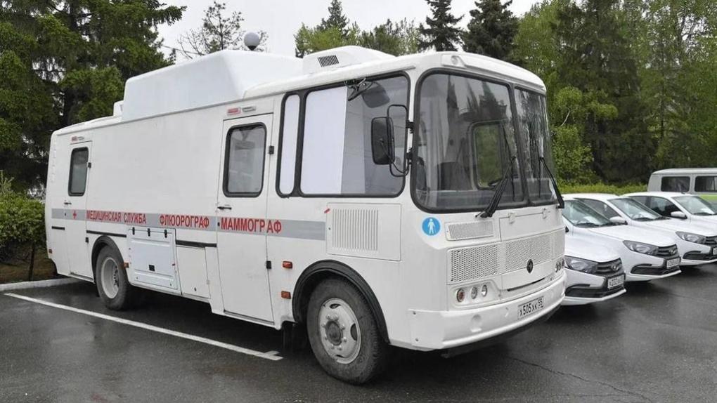 Автопарк районных больниц Омской области пополнили 37 новых машин