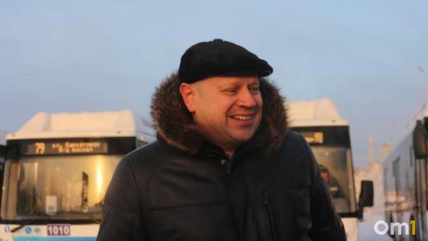 «Ни гвоздя, ни жезла!»: Шелест поздравил омских автомобилистов с праздником