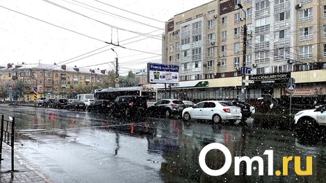 Шесть правил антиаварийного вождения: как ходить пешеходам и ездить водителям во время непогоды в Омске