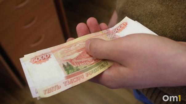 Омский бездомный вынес из уличного кафе гамбургеры и кассу, угрожая ножом