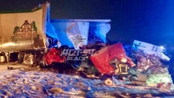 В жутком ДТП на новосибирской трассе погиб водитель грузовика