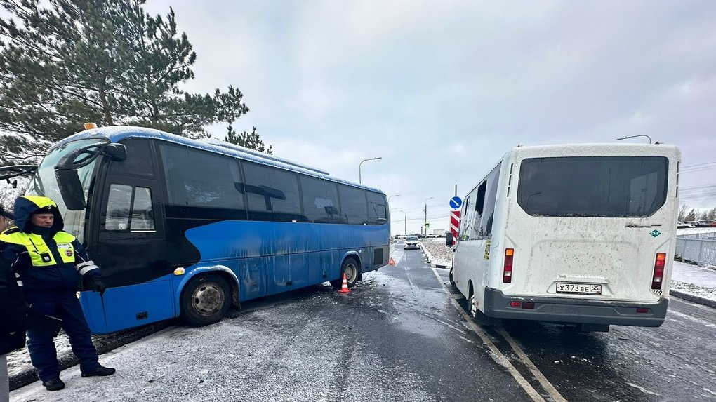 В Омске столкнулись два автобуса: есть пострадавшие