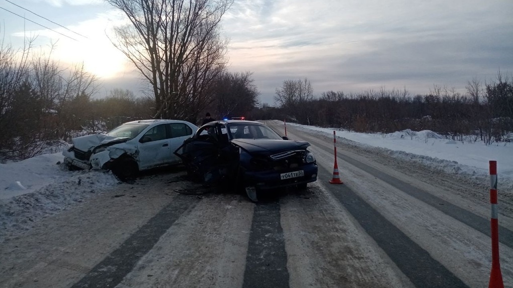 Две женщины и двухлетняя девочка пострадали в ДТП из-за глубокой колеи на дороге в Омске