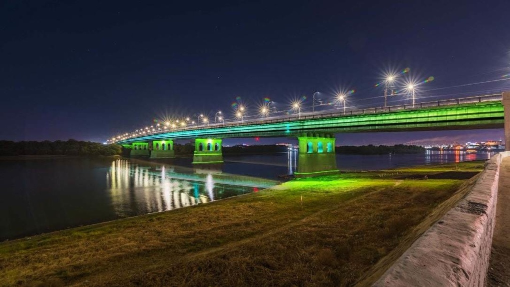 В Омске у Ленинградского моста появятся четыре праздничные режима подсветки. ФОТО