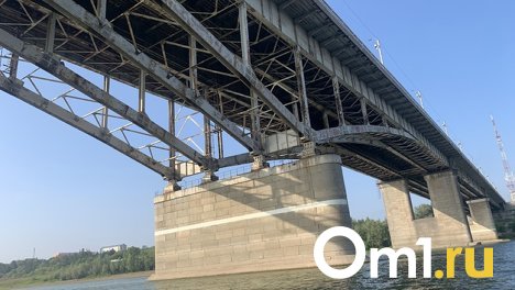На мосту у омского телецентра просел тротуар