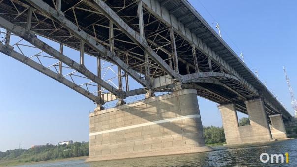 На мосту у омского телецентра просел тротуар