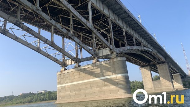 На мосту у омского телецентра просел тротуар