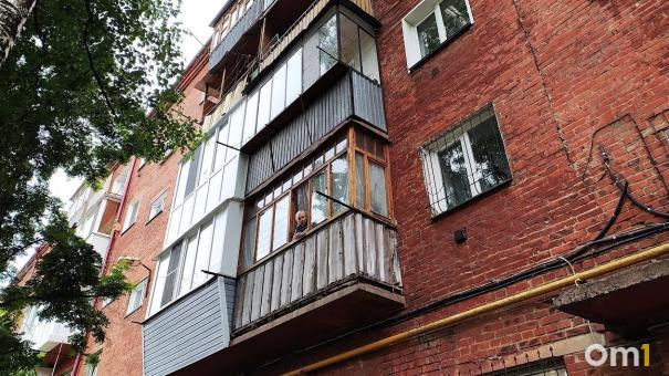 Омич сломал обе ноги и позвоночник из-за неудачной попытки покурить