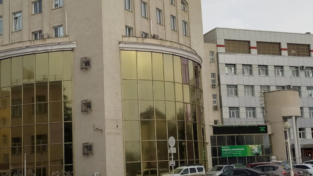 В центре Омска продают стеклянное здание банка за 257 миллионов рублей