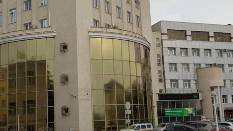 В центре Омска продают стеклянное здание банка за 257 миллионов рублей